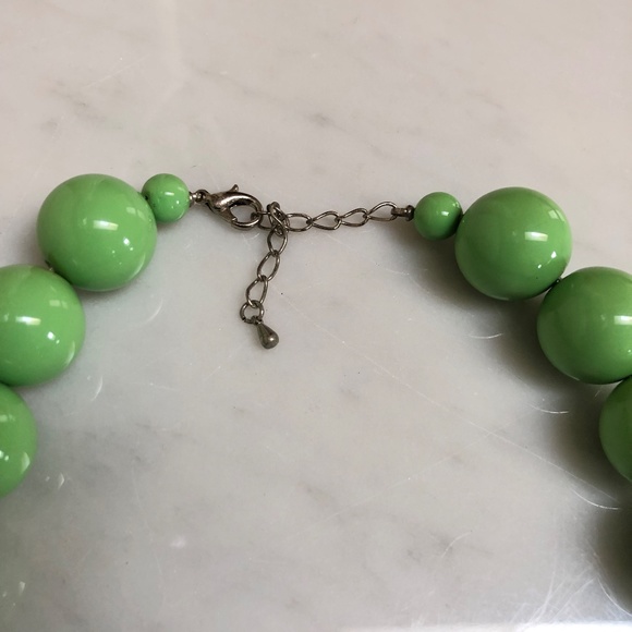 💰SOLD💰 Vintage Fashion Round Apple Green Beads Necklace Lobster Clasp - Picture 4 of 6